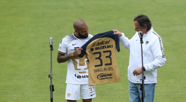 Brazilian Dani Alves receives his official Pumas' jersey from club president Leopoldo Silva during his presentation as a new member of the Pumas UNAM soccer club, on the pitch at the Pumas training facility. Mexico City, Mexico, July 23, 2022. Photo by Ismael Rosas/Eyepix Group/ABACAPRESS.COM Photo: Rosas Ismael/Eyepix/ABACA/ABACA