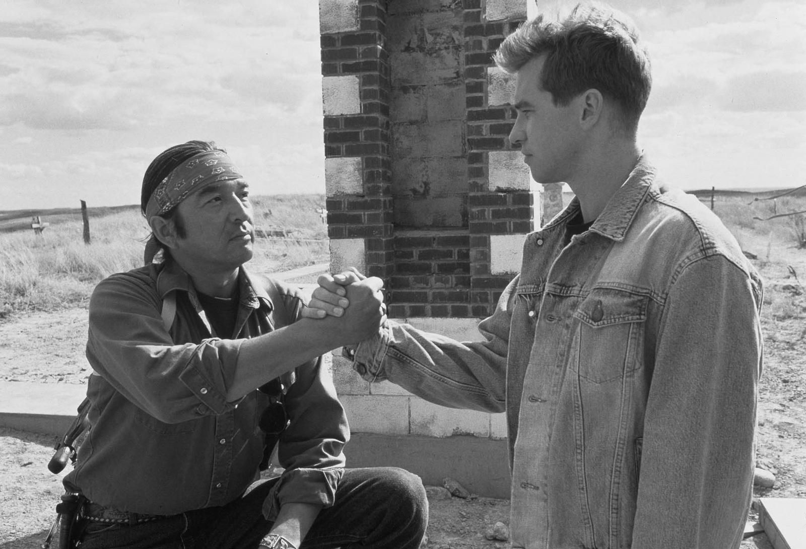 Graham Greene;Val Kilmer Thunderheart (1992) Director:Michael Apted Coeur de tonnerre - Graham Greene - Val Kilmer Photo: MPP / Bestimage/BESTIMAGE