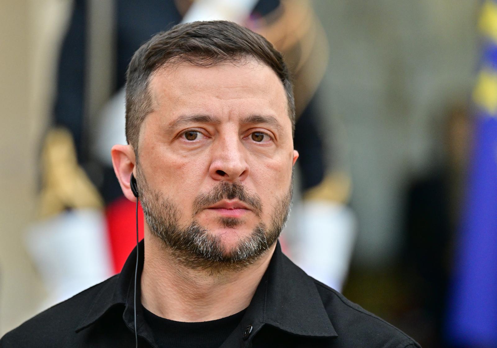 Emmanuel Macron (président de la République Française), reçoit son homologue ukrainien Volodymyr Zelensky à l'Elysée, à la veille de la réunion de la coalition des volontaires pour un entretien suivi d'un dîner, le 3 septembre 2025. © Christian Liewig / Bestimage Emmanuel Macron (President of the French Republic) receives his Ukrainian counterpart Volodymyr Zelensky at the Elysée Palace, on the eve of the meeting of the coalition of the willing for a meeting followed by a dinner, September 3, 2025 Photo: Christian Liewig / Bestimage/BESTIMAGE