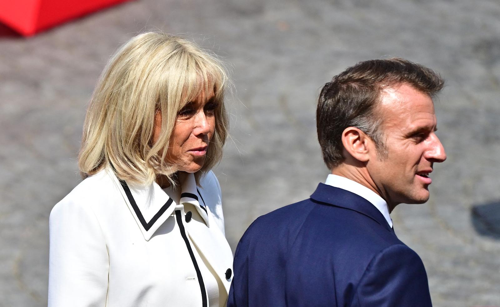 Le président Emmanuel Macron et Brigitte Macron - Cérémonie du 145ème défilé militaire du 14 juillet, jour de la Fête Nationale, avenue des Champs-Elysées à Paris. © Christian Liewig / Bestimage Ceremony of the 145th military parade on 14 July, Bastille Day, avenue des Champs-Elysées in Paris. Photo: Clovis-Liewig/Bestimage/BESTIMAGE