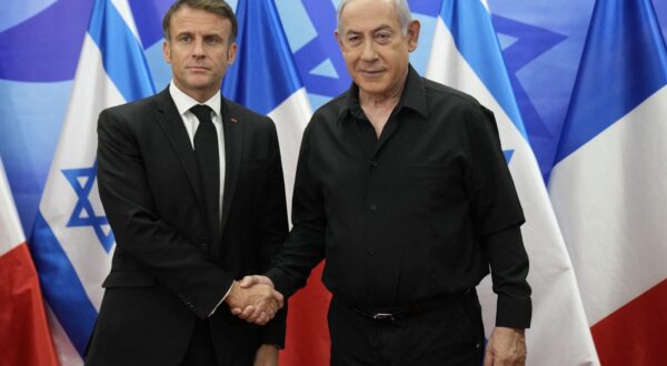 Israeli Prime Minister Benjamin Netanyahu (Netanyahou), right, welcomes French President Emmanuel Macron before their talks in Jerusalem, Tuesday, Oct. 24, 2023. Emmanuel Macron is traveling to Israel to show France’s solidarity with the country and further work on the release of hostages who are being held in Gaza. © Christophe Ena / Pool / Bestimage Photo: Christophe Ena/Pool/Bestimage/BESTIMAGE