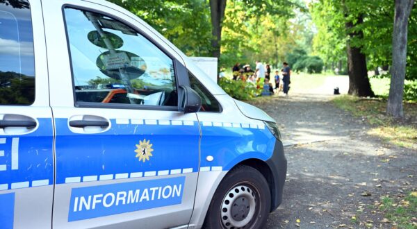 04 September 2025, Berlin: A police emergency vehicle stands at the scene of the accident. A car drove into a group of people in Berlin-Wedding. According to initial police reports, the car left the road, drove onto the sidewalk and hit several people. Photo: Annette Riedl/dpa Photo: Annette Riedl/DPA