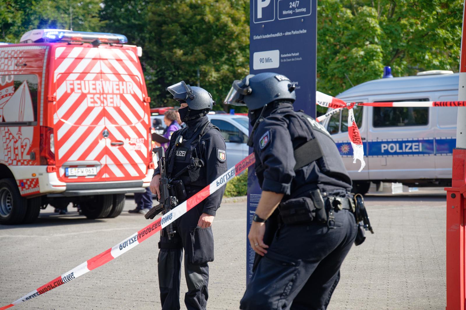 05 September 2025, North Rhine-Westphalia, Essen: Police officers stand at a barrier with flutter tape at a vocational college in Essen. A teacher at the vocational college was attacked and injured by a perpetrator with a knife. According to security sources, the perpetrator was a pupil at the school. He fled the scene. Photo: Henning Kaiser/dpa Photo: Henning Kaiser/DPA