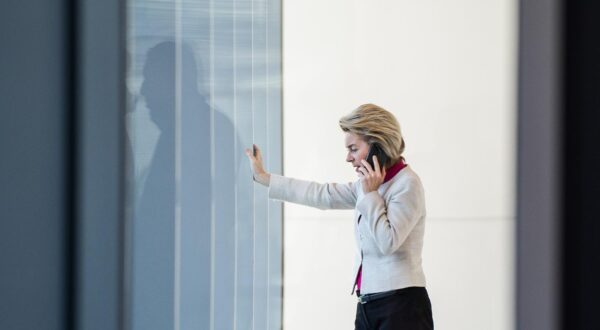 Defence Minister Ursula von der Leyen on the phone during ongoing exploratory talks by the CDU, CSU, FDP and Alliance 90/The Greens at the Bundestag (Federal Legislature) in Berlin, Germany, 07 November 2017. Photo: Silas Stein/dpa /DPA/PIXSELL