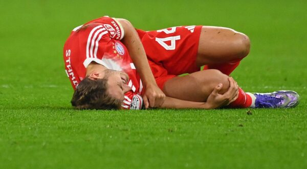 Josip Stanisic (FC Bayern Munich), injury, injured on the ground. Champions League, 2025/26 season, Matchday 1. FC Bayern Munich - FC Chelsea 3-1 on September 17, 2025, ALLIANZARENA? Photo: Frank Hoermann/SVEN SIMON/DPA