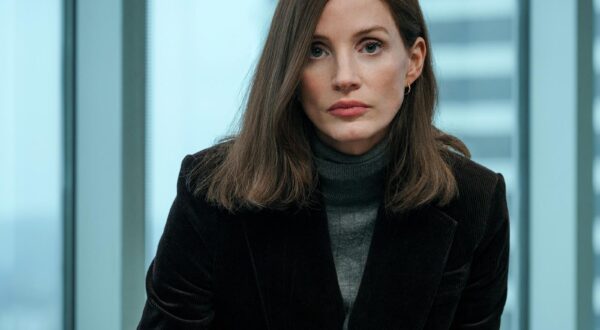 USA. Jessica Chastain in (C)Apple TV+ new series - The Savant (2025).  Plot: Follows the Savant, a top-secret investigator who infiltrates internet hate organizations to bring down the nation's most violent men. Ref: LMK106-J11289-180925 Supplied by LMKMEDIA.  Editorial Only. Landmark Media is not the copyright owner of these Film or TV stills but provides a service only for recognised Media outlets. pictures@lmkmedia.com Photo: Supplied by LMK / ipa-agency.net/IPA