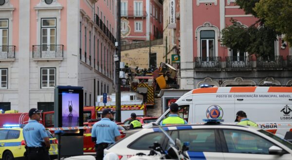 (250903) -- LISBON, Sept. 3, 2025 (Xinhua) -- Firefighters and Public Security Police work on the site of the funicular accident in Lisbon, Portugal, on Sept. 3, 2025. The Gloria Funicular, one of Lisbon's best-known tourist attractions, derailed and overturned on Wednesday evening, leaving 15 people dead and 18 others injured, including five in serious condition, local media reported, citing police sources. (Xinhua/Xun Wei) Photo: Xun Wei/XINHUA