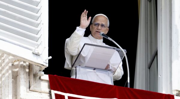 epa12375771 A handout picture provided by the Vatican Media shows Pope Leo XIV leading the Angelus prayer in St. Peter's Square on his 70th birthday, in Vatican City, 14 September 2025.  EPA/VATICAN MEDIA HANDOUT HANDOUT EDITORIAL USE ONLY/NO SALES