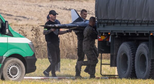 epa12367711 Polish National Territorial Defense Forces at the crash site of a Russian drone in the village of Wohyn, eastern Poland, 10 September 2025. Polish Prime Minister Donald Tusk reported that 19 violations of Polish airspace occurred overnight during a Russian attack on Ukraine, with drones repeatedly violating Polish airspace.  EPA/WOJTEK JARGILO  POLAND OUT