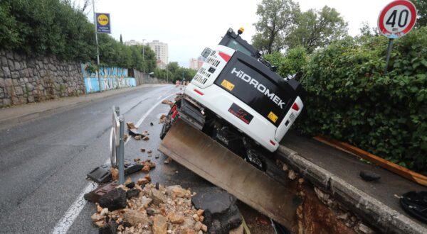 10.09.2025., Rijeka - Zemlja i kamenje u Vukovarskoj ulici koje je donijela bujica nakon obilne kise. Photo: Goran Kovacic/PIXSELL