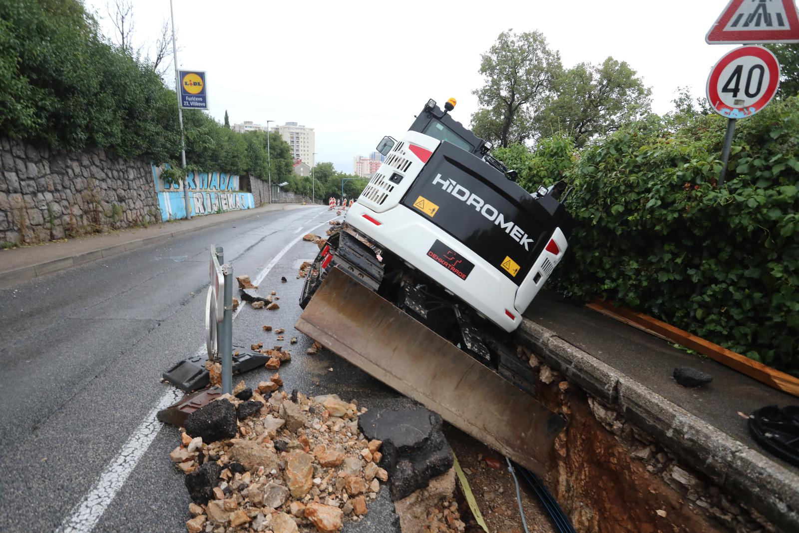 10.09.2025., Rijeka - Zemlja i kamenje u Vukovarskoj ulici koje je donijela bujica nakon obilne kise. Photo: Goran Kovacic/PIXSELL