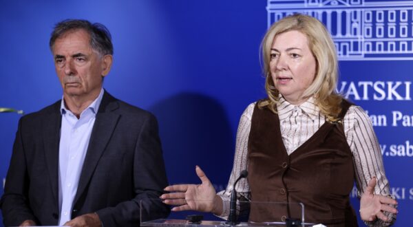 Zagreb, 24.09.2025 - Konferencija za medije Kluba zastupnika SDSS-a na temu: “Afrička svinjska kuga: specijalni rat ili izbjegavanje odgovornosti”. Na slici Milorad Pupovac, Dragana Jeckov.
foto HINA/ Damir SENČAR/ ds