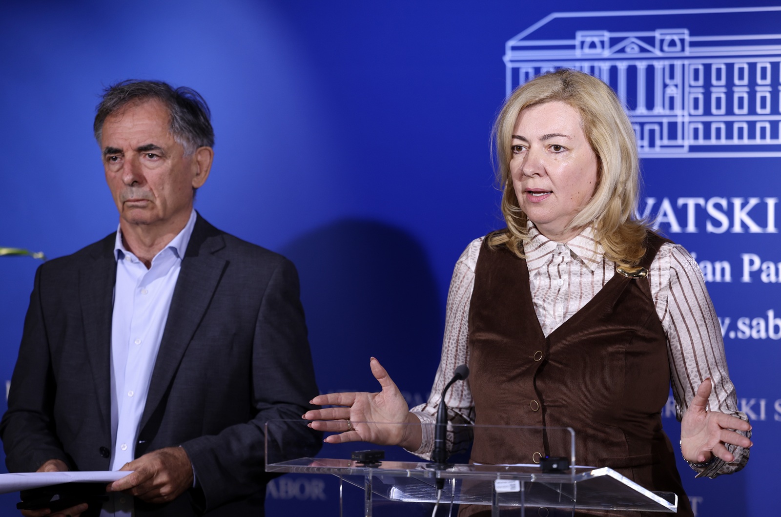 Zagreb, 24.09.2025 - Konferencija za medije Kluba zastupnika SDSS-a na temu: “Afrička svinjska kuga: specijalni rat ili izbjegavanje odgovornosti”. Na slici Milorad Pupovac, Dragana Jeckov.
foto HINA/ Damir SENČAR/ ds