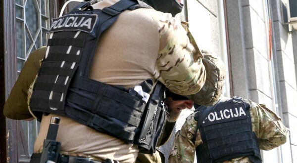 06.02.2025., Sarajevo, Bosna i Hercegovina - Taksist Haris Mujcinovic, koji je uhicen nakon sto mu je policija u kuci u Sarajevu pronasla vise od 100 kilograma razlicitih vrsta droge, predat je iz MUP-a KS u Tuzilastvo KS. Photo: Armin Durgut/PIXSELL