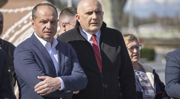 13.03.2025., Vukovar - Predstavljanje Krune Raguza, kandidata SDP-a za gradonacelnika Vukovara. 
Na konferenciji za medije govorio je Sinisa Hajdas Doncic, predsjednik SDP-a Hrvatske, Mario Milinkovic, saborski zastupnik, nacelnik Opcine Stari Mikanovci i predsjednik SDP-a Vukovarsko-srijemske zupanije te Kruno Raguz, predsjednik SDP-a Vukovar i kandidat za gradonacelnika. Photo: Davor Javorovic/PIXSELL