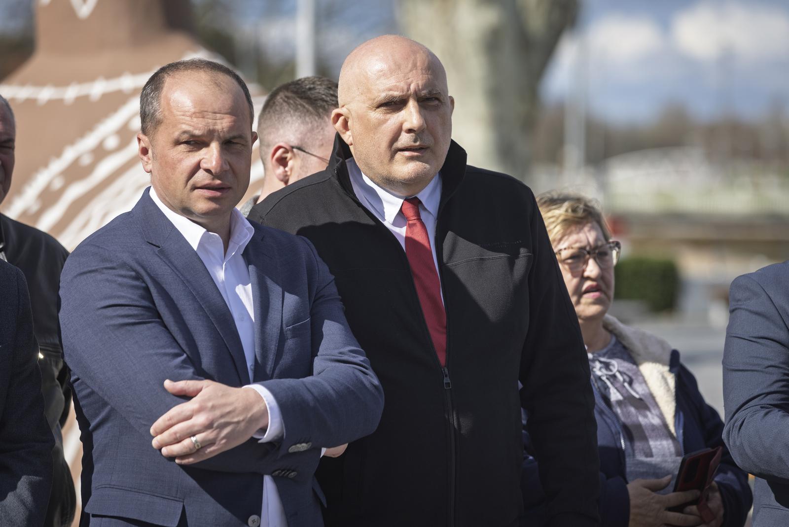 13.03.2025., Vukovar - Predstavljanje Krune Raguza, kandidata SDP-a za gradonacelnika Vukovara. 
Na konferenciji za medije govorio je Sinisa Hajdas Doncic, predsjednik SDP-a Hrvatske, Mario Milinkovic, saborski zastupnik, nacelnik Opcine Stari Mikanovci i predsjednik SDP-a Vukovarsko-srijemske zupanije te Kruno Raguz, predsjednik SDP-a Vukovar i kandidat za gradonacelnika. Photo: Davor Javorovic/PIXSELL