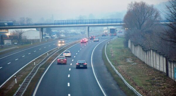 07.01.2025, Slavonski Brod: U poslijepodnevnim satima sve gusca magla i zbog povratka s blagdana pojacan promet na autocesti A3 u smjeru Zagreba. Photo: Ivica Galovic/PIXSELL