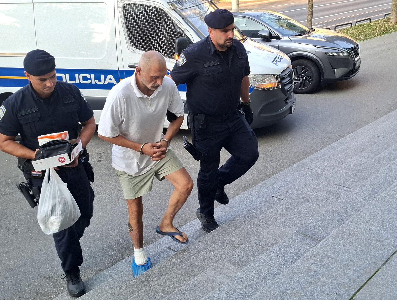 Osijek, 04.09.2025. - Sudac istrage osječkog Županijskog suda u četvrtak je odredio jednomjesečni istražni zatvor osumnjičeniku kojeg tužiteljstvo tereti za teško ubojstvo supruge u osječkom prigradskom naselju Tenji, doznaje se na Sudu. foto HINA/ Igor VUČKOVIĆ/ ml