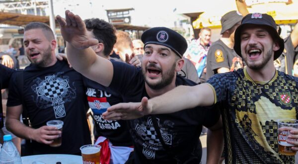05.07.2025., Zagreb - Obozavatelji se okupljaju na Glavnom kolodvoru uoci koncerta Marka Perkovica Thompsona na Hipodromu.
 Photo: Emica Elvedji/PIXSELL