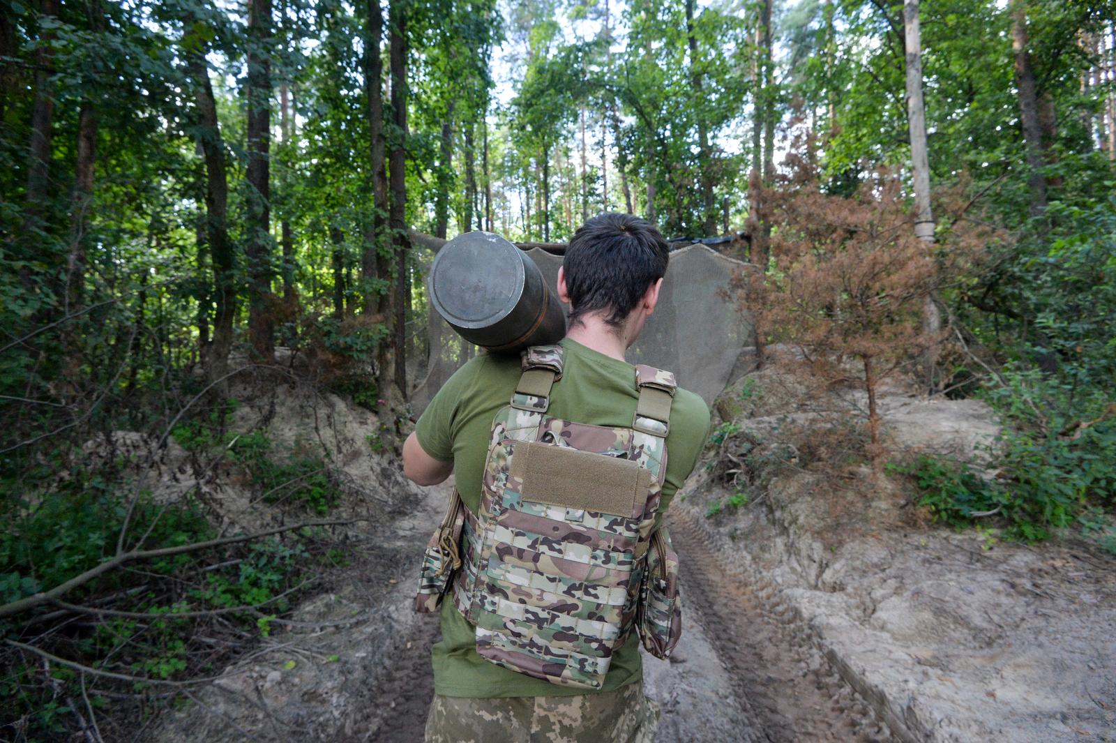 A soldier from a 2S22 Bohdana self-propelled howitzer crew of an artillery battery carries a shell during a training session at combat positions in the Sumy sector, Ukraine, August 13, 2025. (Photo by Oleksandr Klymenko/Ukrinform) (Photo by Ukrinform/Ukrinform/Sipa USA) Photo: UKRINFORM/SIPA USA