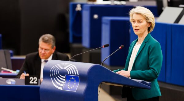 08 July 2025, France, Straßburg: Ursula von der Leyen (r, CDU), President of the European Commission, stands in the European Parliament building and speaks while Maro· ·ef·ovi· (l), EU Commissioner for Trade and Economic Security and EU Commissioner for Institutional Relations and Transparency, is seen behind her. The plenary session week begins with a debate on a vote of no confidence in the EU Commission. The vote is scheduled for Thursday. Photo: Philipp von Ditfurth/dpa Photo: Philipp von Ditfurth/DPA