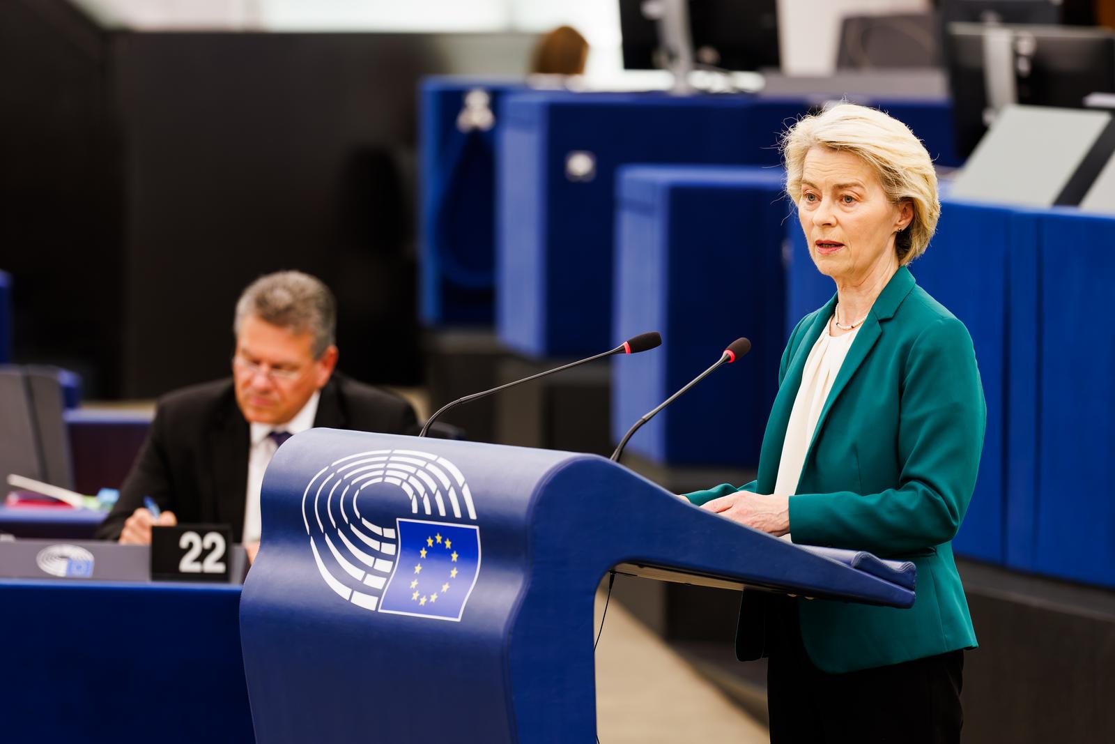 08 July 2025, France, Straßburg: Ursula von der Leyen (r, CDU), President of the European Commission, stands in the European Parliament building and speaks while Maro· ·ef·ovi· (l), EU Commissioner for Trade and Economic Security and EU Commissioner for Institutional Relations and Transparency, is seen behind her. The plenary session week begins with a debate on a vote of no confidence in the EU Commission. The vote is scheduled for Thursday. Photo: Philipp von Ditfurth/dpa Photo: Philipp von Ditfurth/DPA