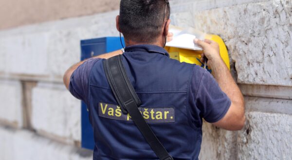 01.09.2022., Sibenik - Postar na dostavi poste.  Photo: Dusko Jaramaz/PIXSELL