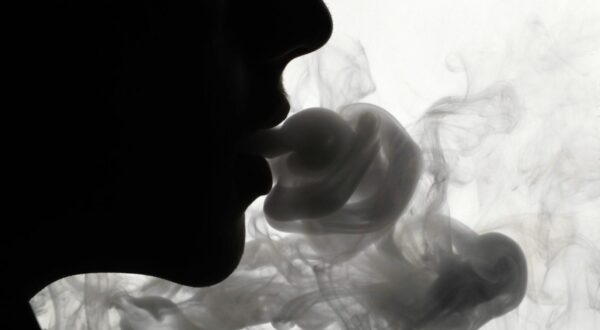 Profile Silhouette of a Man Smoking on White Background. France Photo: IMAGO/Pascal Deloche / Godong/IMAGOSTOCK&PEOPLE