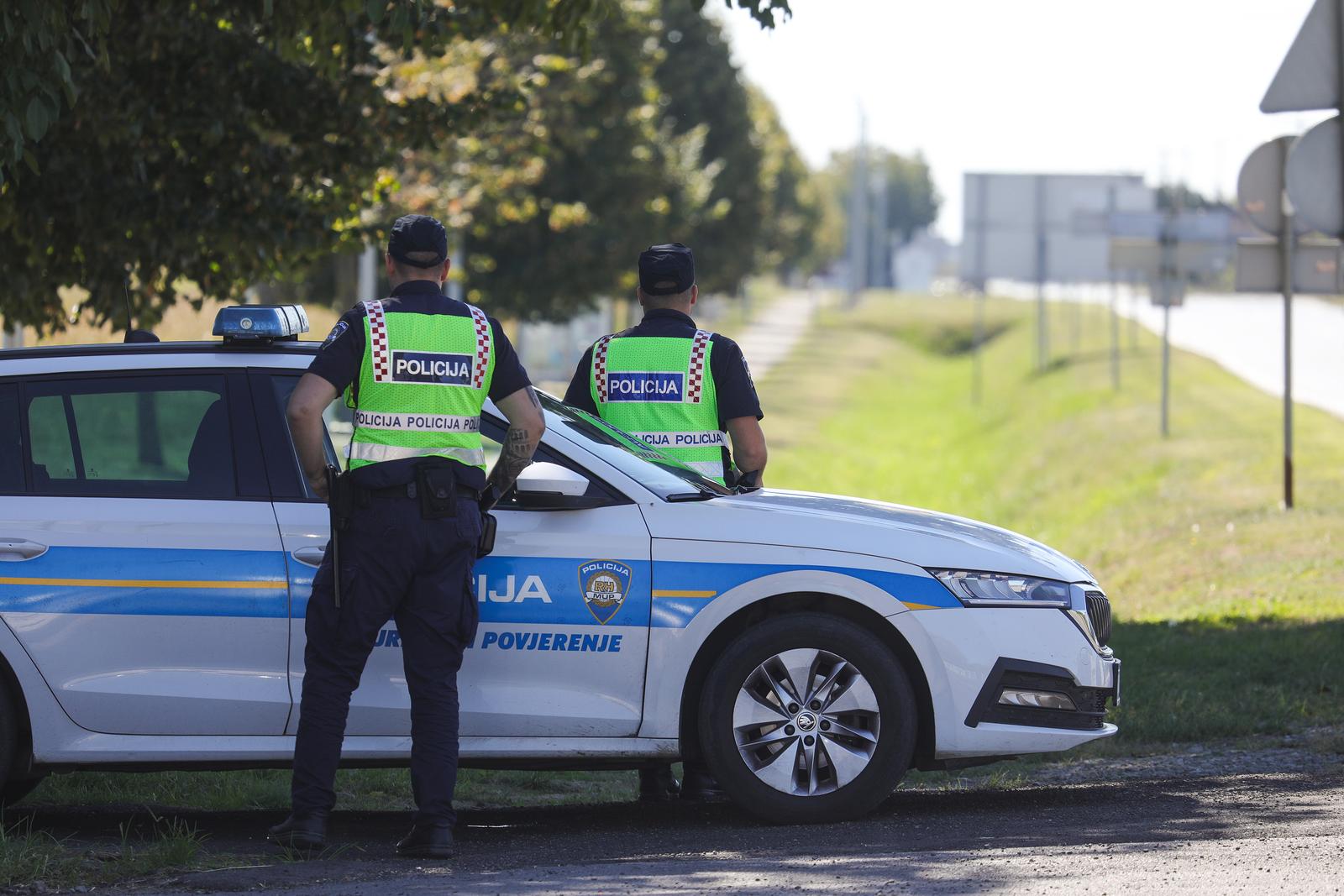 21.09.2025., Knezevi Vinogradi, Policijski punkt na ulazu u Knezeve Vinograde gdje se provjerava svako vozilo zbog africke svinjske kuge Photo: David Jerkovic/PIXSELL