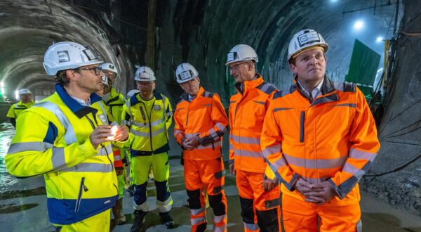 29.04.2025, BBT-Baustelle Zenzenhof, Innsbruck, AUT, Brenner Basistunnel BBT SE, Pressekonferenz ÖBB, Besuch von Verkehrsminister Hanke im Brennerbasistunnel, im Bild v.l. Romed Insam (Hauptprojektleiter H41 Sillschlucht-Pfons BBT), Wolfgang Holzer (Bereichsleiter Bau Österreich BBT), BM Peter Hanke (SPÖ), LH Anton Mattle (ÖVP), LR Rene Zumtobel (SPÖ) // left to right: Romed Insam (Hauptprojektleiter H41 Sillschlucht-Pfons BBT) Wolfgang Holzer (Bereichsleiter Bau Österreich BBT) Austrian Federal Minister for Innovation Mobility and Infrastructure Peter Hanke Tyrol's Govenor Anton Mattle (Austrian People's Party) State Councilor Rene Zumtobel during a ÖBB press conference "Visit by Transport Minister Hanke to the Brenner Base Tunnel". BBT-Baustelle Zenzenhof in Innsbruck, Austria on 2025/04/29. EXPA Pictures © 2025, PhotoCredit: EXPA/ Johann Groder Photo: EXPA/ Johann Groder/EXPA
