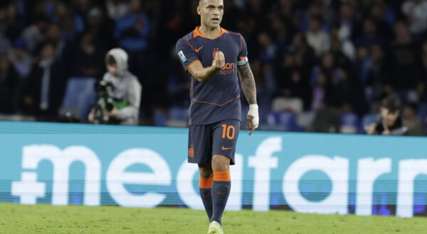 Football match SSC Napoli vs Inter Inters Argentinian forward Lautaro Martinez gesticulate during the Serie A football match between SSC Napoli and Inter at the Diego Armando Maradona Stadium in Naples, on October 25, 2025. _BPH8240 Copyright: xAntonioxBalascox
