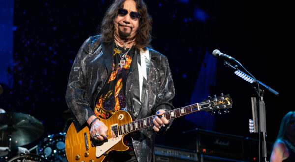 WEST PALM BEACH, FL - OCTOBER 10: Ace Frehley performs at The iTHINK Financial Amphitheatre on October 10, 2021 in West Palm Beach Florida. PUBLICATIONxNOTxINxUSA Copyright: xMPI140/MediaPunchx