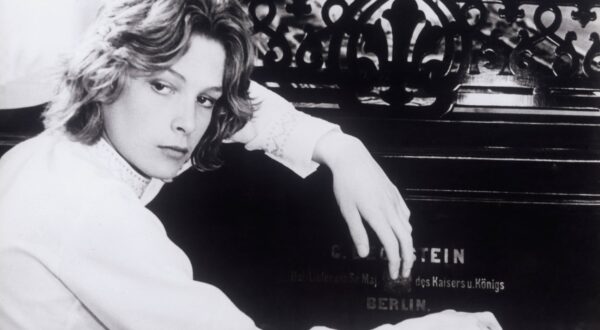 Bildnummer: 54368587  Datum: 14.04.1971  Copyright: imago/United Archives
KPA89471.jpg TOD IN VENEDIG Morte a Venezia Italien 1971 Luchino Visconti Tadzio (BJÖRN ANDRESEN) on piano BOX rights=RM People Entertainment quer Film Fernsehen Drama 70er Portrait

Bildnummer 54368587 Date 14 04 1971 Copyright Imago United Archives KPA89471 JPG Death in Venice Morte a Venezia Italy 1971 Luchino Visconti  Björn Andresen ON Piano Box rights u003d RM Celebrities Entertainment horizontal Film Television Drama 70 Portrait