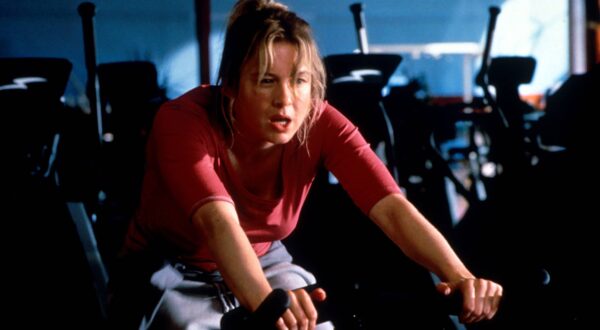 BRIDGET JONES - SCHOKOLADE ZUM FRÜHSTÜCK / Bridget Jones GB 2000 / Sharon Maguire Die etwas chaotische Bridget Jones (RENEE ZELLWEGER) ist eine junge Londonerin Anfang 30. Sie arbeitet in einem Verlag und plagt sich mit einem stressigen Job, zu vielen Zigaretten und ihrem Übergewicht herum. Das Schlimmste aber ist, sie ist immer noch Single. Auf einer Party lernt sie Mark kennen, von dem sie glaubt, dass er nicht unbedingt ihr Traummann ist. Wogegen ihr Chef Daniel eher unter der Kategorie Traumtyp läuft, doch der ist eine charmanter Weiberheld. Hin und her gerissen zwischen Mark und Daniel muss sich Bridget entscheiden... Regie: Sharon Maguire aka. Bridget Jones / BRIDGET JONES - SCHKOLADE ZUM FRÜHSTÜCK GB 2000 Copyright: KPA !AUFNAHMEDATUM GESCHÄTZT! Nur redaktionelle Nutzung im Zusammenhang mit dem Film. Editorial usage only and only related to the movie. Im Falle anderer Verwendungen, kontaktieren Sie uns bitte. For other uses, please contact us. UnitedArchives00640492