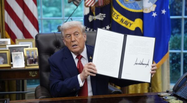 epa12406122 US President Donald Trump signs an executive order in the Oval Office of the White House in Washington, DC, USA, 25 September 2025.  EPA/YURI GRIPAS / POOL