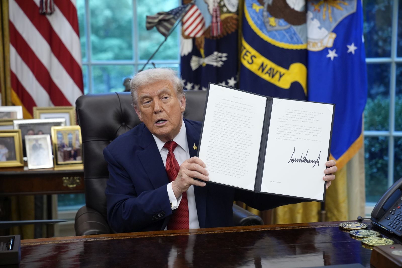 epa12406122 US President Donald Trump signs an executive order in the Oval Office of the White House in Washington, DC, USA, 25 September 2025.  EPA/YURI GRIPAS / POOL