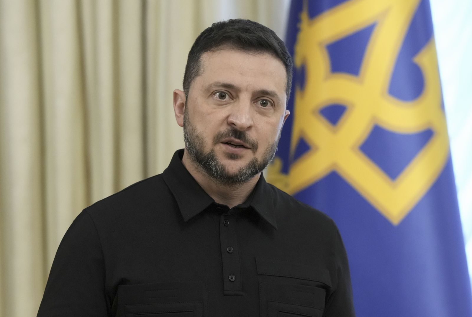 epa12410022 Ukrainian President Volodymyr Zelensky holds a briefing for journalists in Kyiv, Ukraine, 27 September 2025, amid the Russian invasion. The Ukrainian president addressed the media after returning from a trip to the USA.  EPA/STRINGER