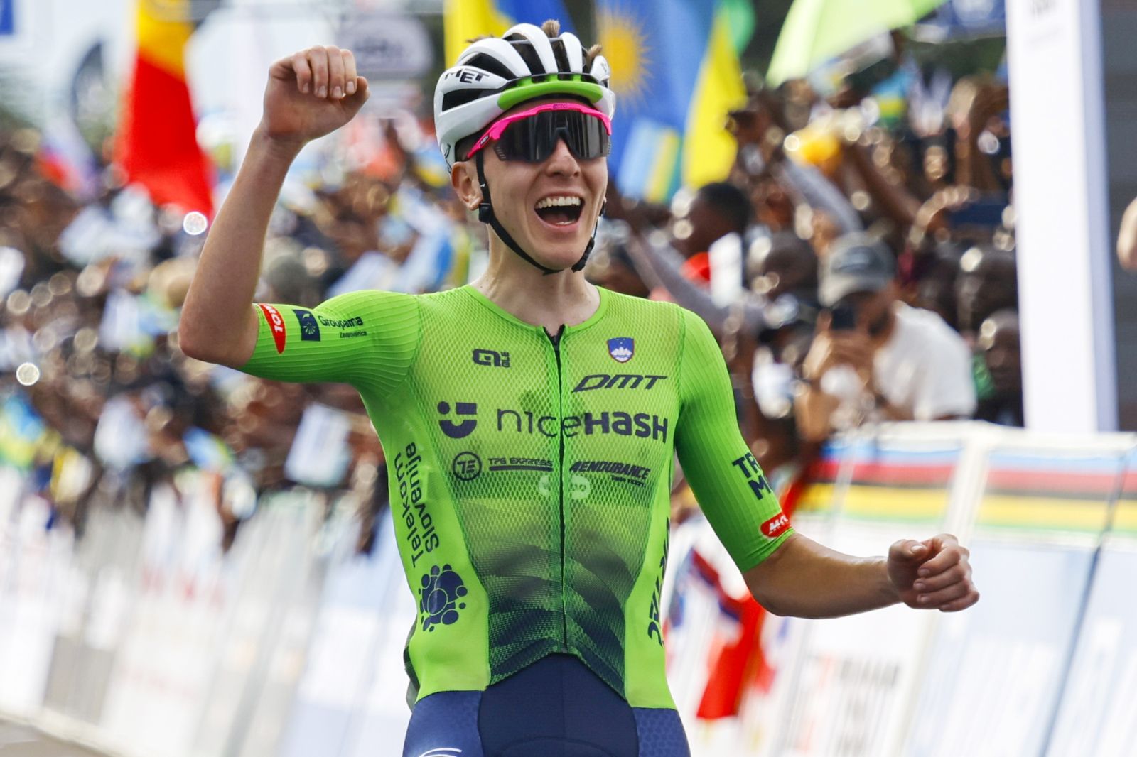 epa12412819 Tadej Pogacar from Slovenia reacts after winning the Elite Men race at the UCI Road Cycling World Championships in Kigali, Rwanda, 28 September 2025.  EPA/KIM LUDBROOK