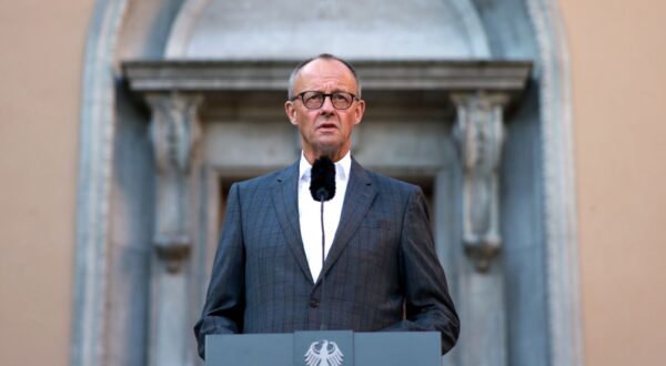 epa12416226 German Chancellor Friedrich Merz delivers a statement prior to a closed meeting of the German federal cabinet at Villa Borsig in Berlin, Germany, 30 September 2025. The federal cabinet holds a closed-door meeting from 30 September to 01 October 2025 in Berlin.  EPA/CLEMENS BILAN