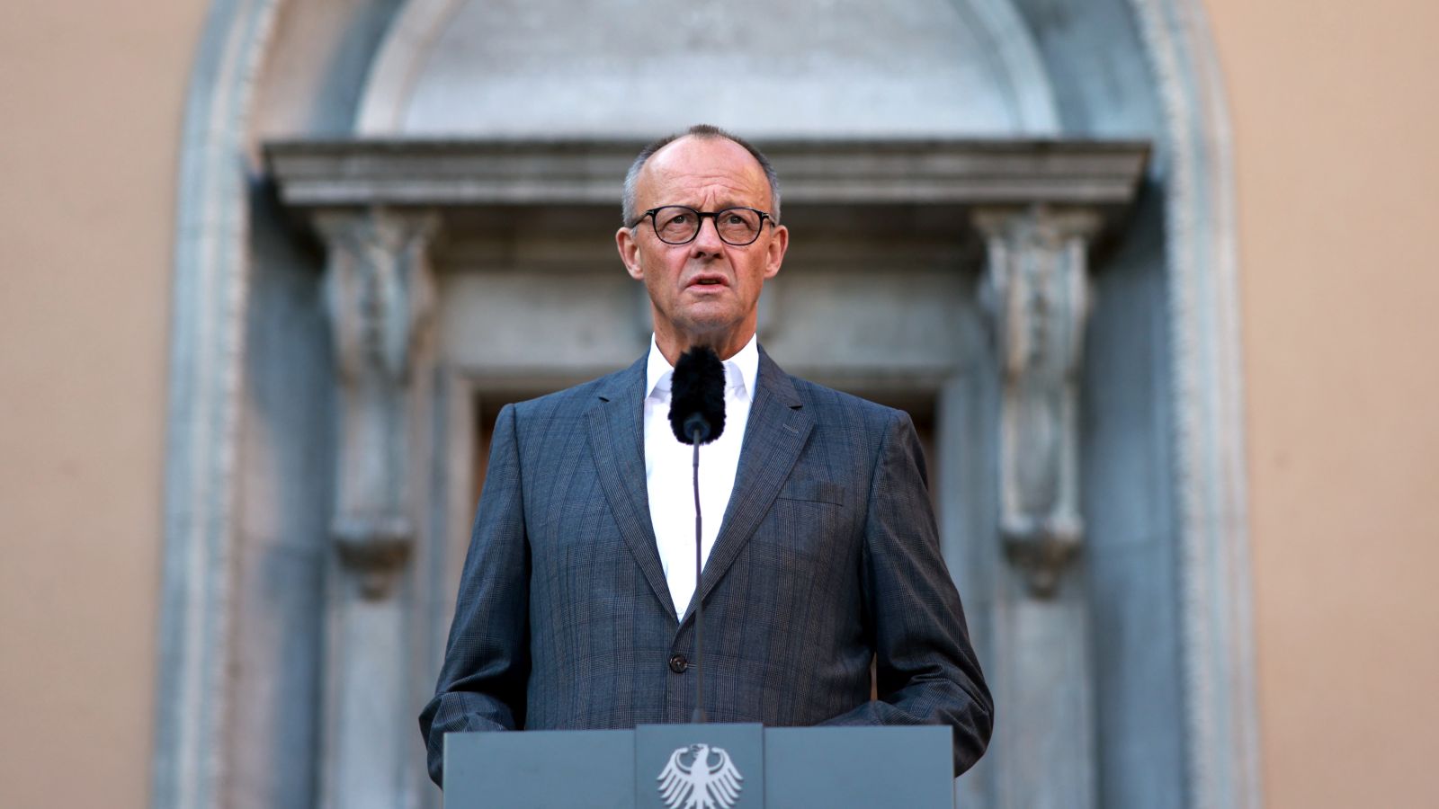 epa12416226 German Chancellor Friedrich Merz delivers a statement prior to a closed meeting of the German federal cabinet at Villa Borsig in Berlin, Germany, 30 September 2025. The federal cabinet holds a closed-door meeting from 30 September to 01 October 2025 in Berlin.  EPA/CLEMENS BILAN