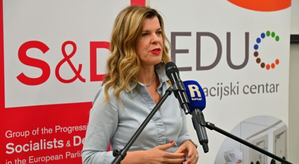 Rijeka, 1.10.2025.- Èelnica socijalista i demokrata (S&D) u Europskom parlamentu Iratxe Garcia Perez i eurozastupnica Biljana Borzan posjetile su Jadran-galenski laboratorij u Rijeci te odrale konferenciju za medije. Na slici Biljana Borzan. 
foto HINA/ Miljenko KLEPAC/ ua