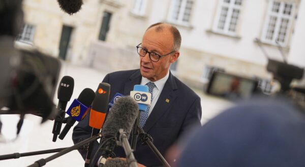 epa12419817 German Chancellor Friedrich Merz speaks to media as he arrives at Christiansborg Castle in Copenhagen, Denmark, 01 October 2025, for an informal meeting of EU heads of state and government.  EPA/THOMAS TRAASDAHL  DENMARK OUT