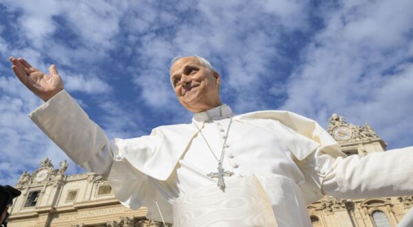 epa12420135 A handout photo made available by the Vatican Media of Pope Leo XIV greeting faithfuls during his weekly General Audience in St. Peter's Square, in Vatican City, 01 October 2025.  EPA/VATICAN MEDIA HANDOUT HANDOUT EDITORIAL USE ONLY/NO SALES