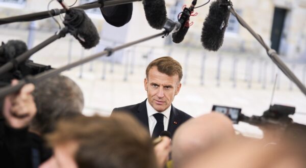 epa12420443 French President Emmanuel Macron arrives at an informal summit in the Danish Parliament at Christiansborg Castle in Copenhagen on Wednesday, October 1, 2025. Denmark is hosting an informal summit for EU heads of state and government at Christiansborg on Wednesday and Thursday. The President of the European Council, the President of the European Commission, the EU's foreign affairs chief, the President of the European Parliament, and heads of state and government from the 27 EU countries are participating. The Ukrainian president is participating via video link.. (Photo: Thomas Traasdahl/Ritzau Scanpix)  EPA/THOMAS TRAASDAHL  DENMARK OUT