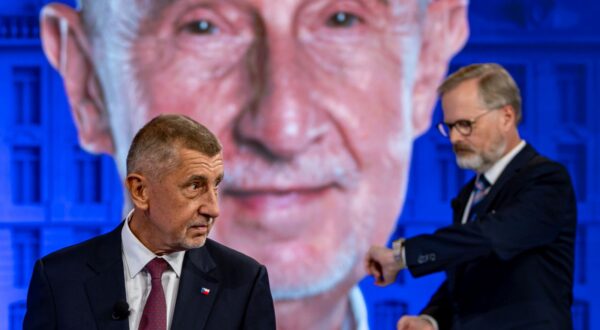 epa12421384 Former Czech Prime Minister Andrej Babis (L), leader of the ANO (YES) movement, and incumbent Czech Prime Minister Petr Fiala (R), chairman of the ODS party, and election leader of the Spolu (Together) coalition, prepare for a televised debate at CNN Prima News in Prague, Czech Republic, 01 October 2025. The Czech Republic will head to the polls on 03 and 04 October 2025 to elect a new parliament.  EPA/MARTIN DIVISEK