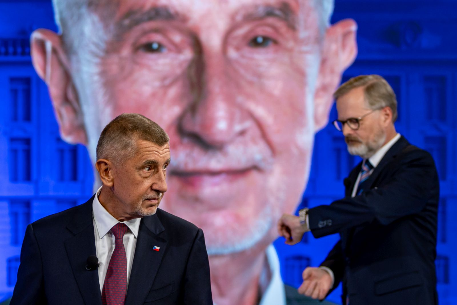 epa12421384 Former Czech Prime Minister Andrej Babis (L), leader of the ANO (YES) movement, and incumbent Czech Prime Minister Petr Fiala (R), chairman of the ODS party, and election leader of the Spolu (Together) coalition, prepare for a televised debate at CNN Prima News in Prague, Czech Republic, 01 October 2025. The Czech Republic will head to the polls on 03 and 04 October 2025 to elect a new parliament.  EPA/MARTIN DIVISEK
