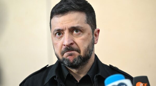 epa12422965 Ukrainian President Volodymyr Zelensky speak to the media upon his arrival for the 7th meeting of the European Political Community (EPC) in Copenhagen, Denmark, 02 October 2025. The summit, bringing together leaders from across the continent, will focus on defense and support for Ukraine, the security situation in Europe, including economic security and migration.  EPA/RADEK PIETRUSZKA POLAND OUT