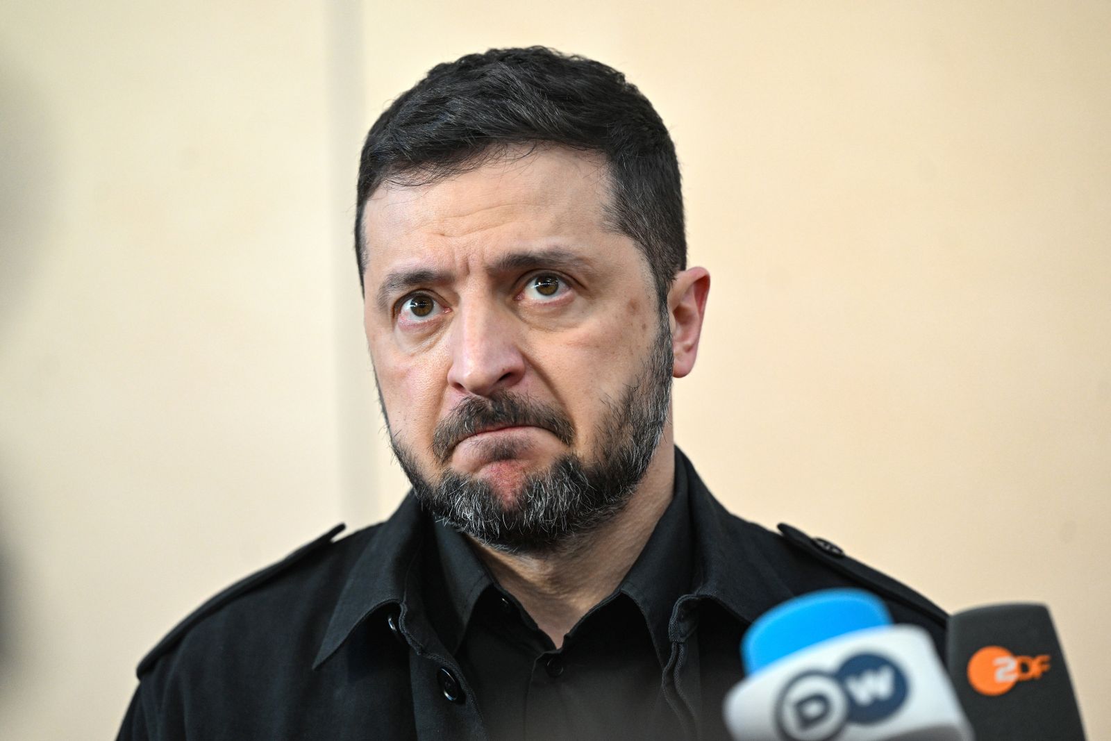 epa12422965 Ukrainian President Volodymyr Zelensky speak to the media upon his arrival for the 7th meeting of the European Political Community (EPC) in Copenhagen, Denmark, 02 October 2025. The summit, bringing together leaders from across the continent, will focus on defense and support for Ukraine, the security situation in Europe, including economic security and migration.  EPA/RADEK PIETRUSZKA POLAND OUT