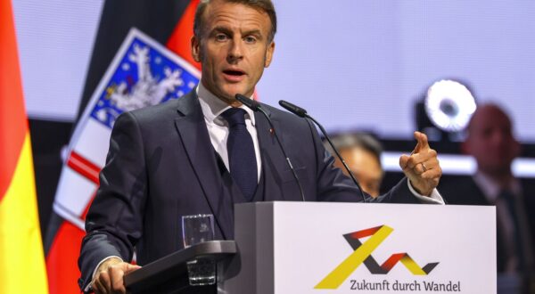 epa12427700 French President Emmanuel Macron delivers a speech during celebrations for the Day of German Unity in Saarbruecken, Germany, 03 October 2025. German Unity Day is marked annually on 03 October to commemorate the reunification of East and West Germany in 1990.  EPA/CHRISTOPHER NEUNDORF / POOL