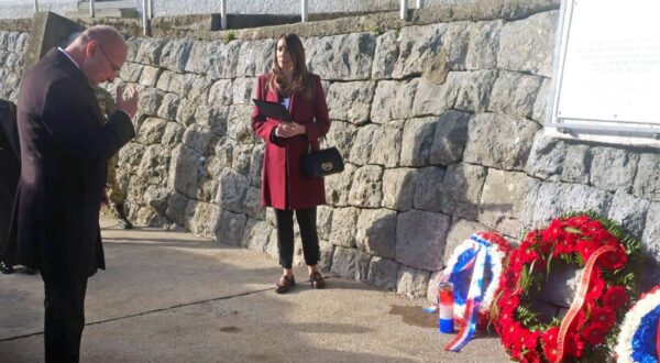 Budva, 4.10.2025.- istar vanjskih poslova Gordan Grliæ Radman tijekom posjeta Crnoj Gori poloio je vijenac ispred spomen-ploèe na mjestu nekadanjeg logora Morinj. 
foto HINA/ MVEP/ ua